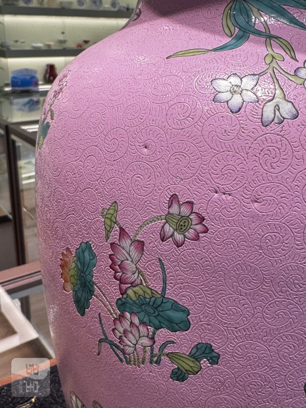 清 胭脂红轧道花卉纹瓶 - 图4